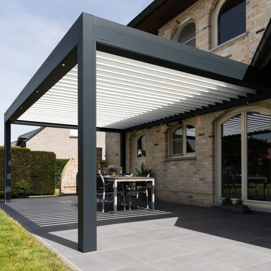 Pérgola bioclimática en Madrid instalada por Ceinex