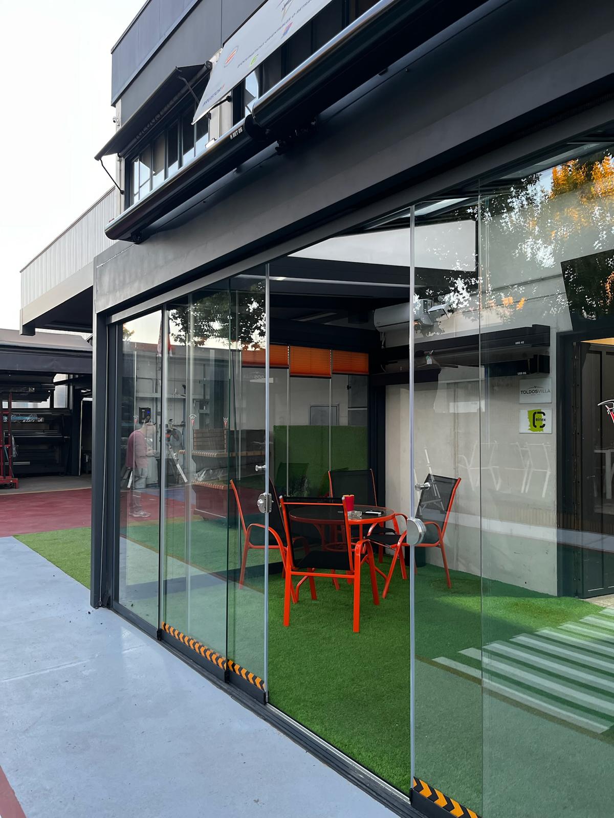 exposición de cortinas de cristal en Madrid