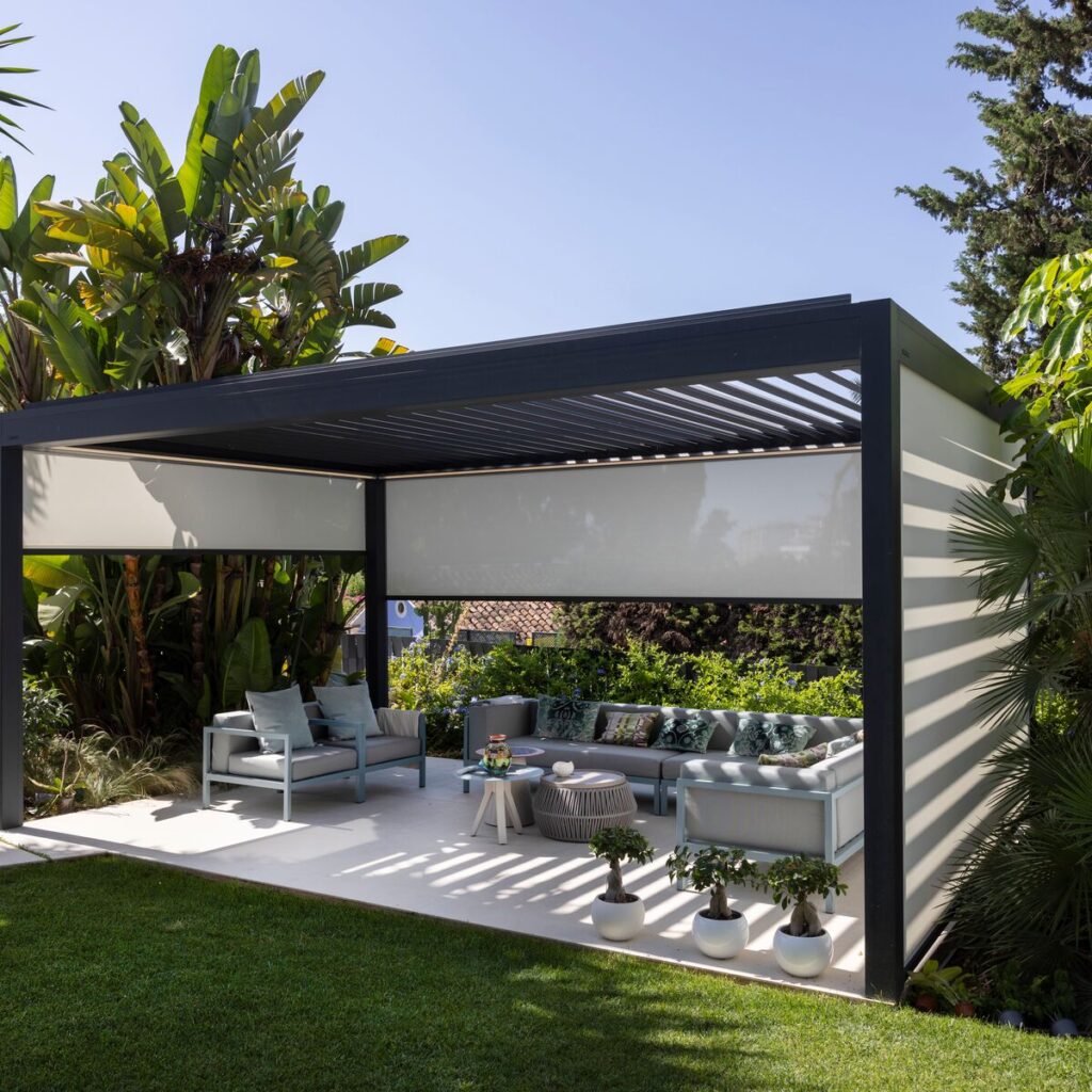 Pérgola bioclimática en Madrid instalada por Ceinex