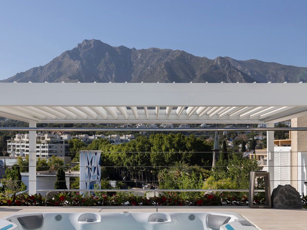 Pérgola bioclimática en Madrid instalada por Ceinex