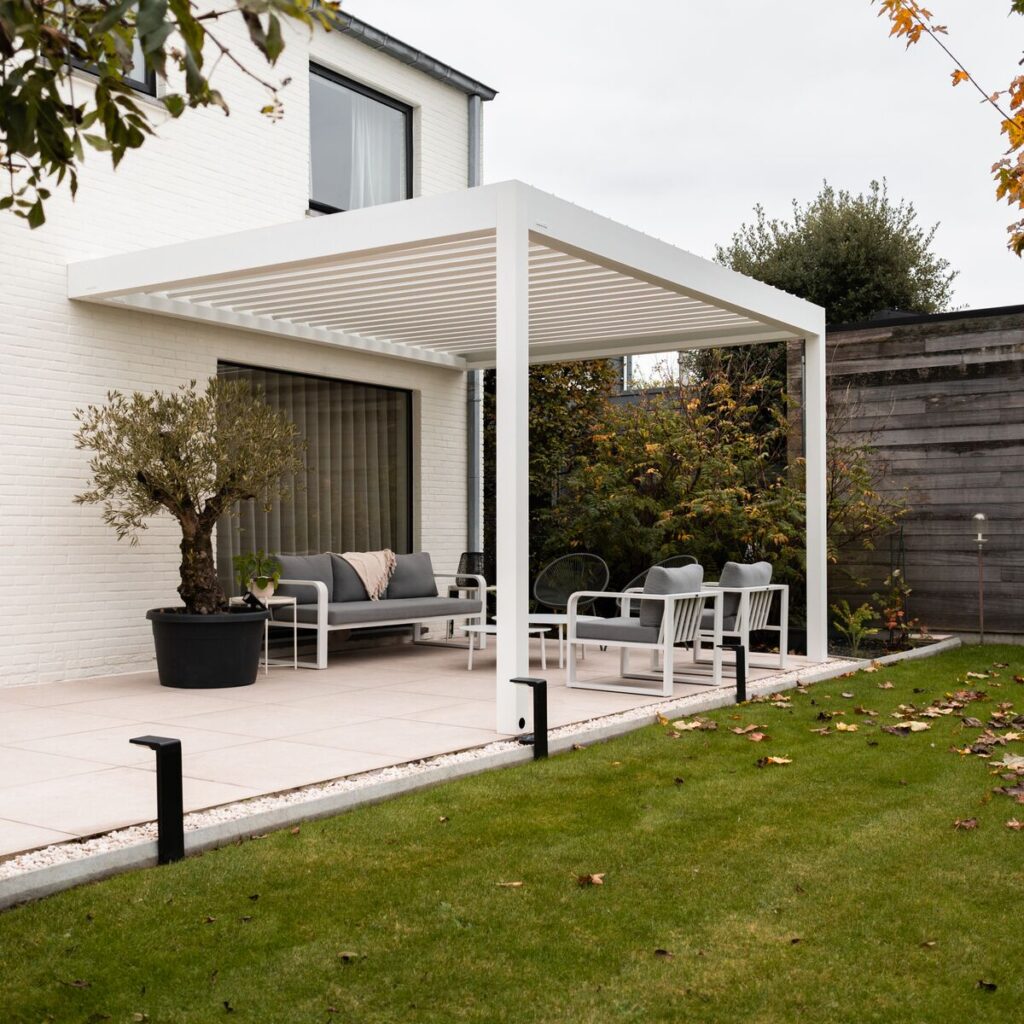 Pérgola bioclimática en Madrid instalada por Ceinex