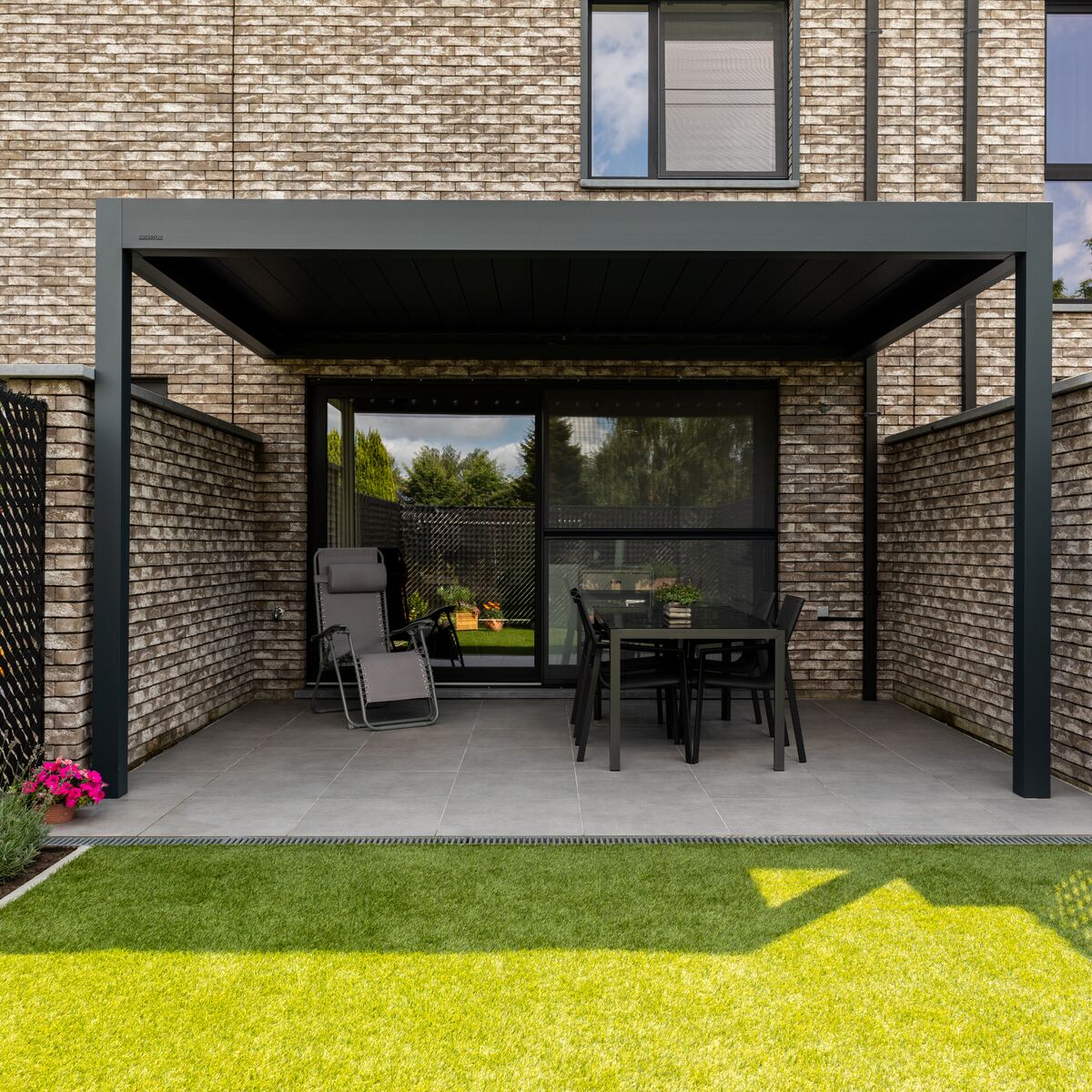 Pérgola bioclimática en Madrid instalada por Ceinex